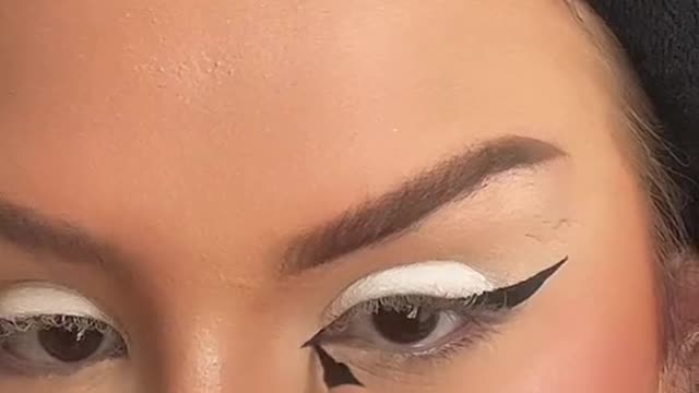O delineado perfeito com minha caneta delineadora favorita❤️