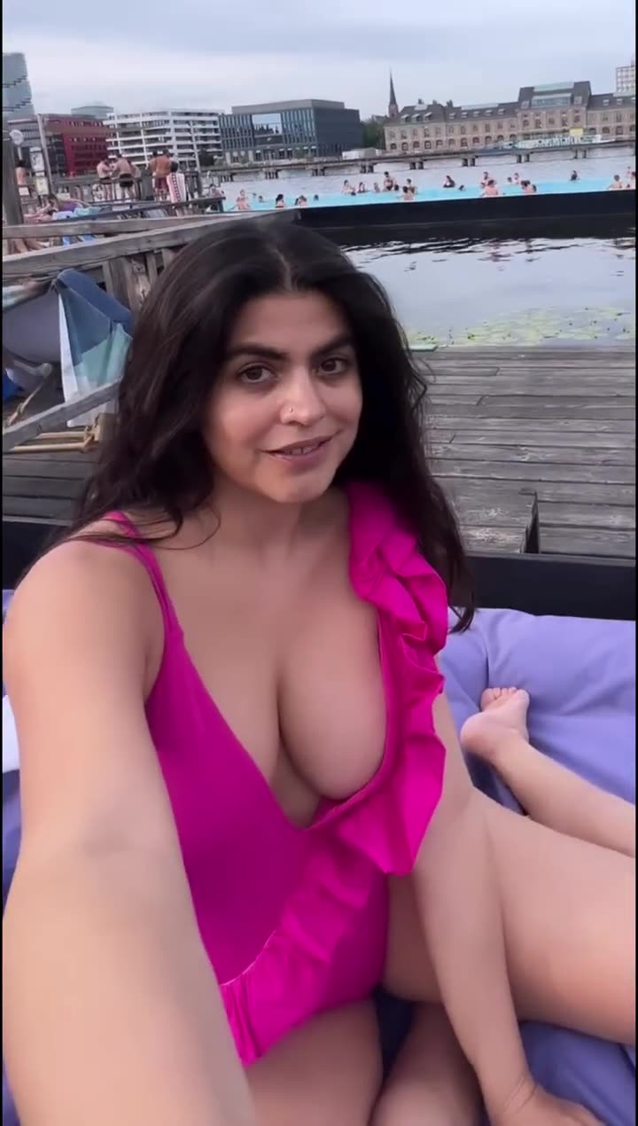Indian actresss Shenaz treasury hot bikini