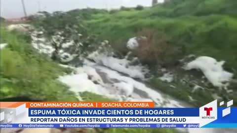 Una espuma tóxica invade las casas de al menos 400 familias en Soacha, Colombia | Noticias Telemundo