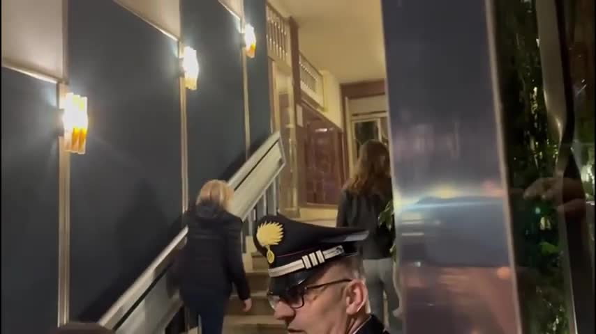 Alessia Piperno, il ritorno a casa abbracciata al padre