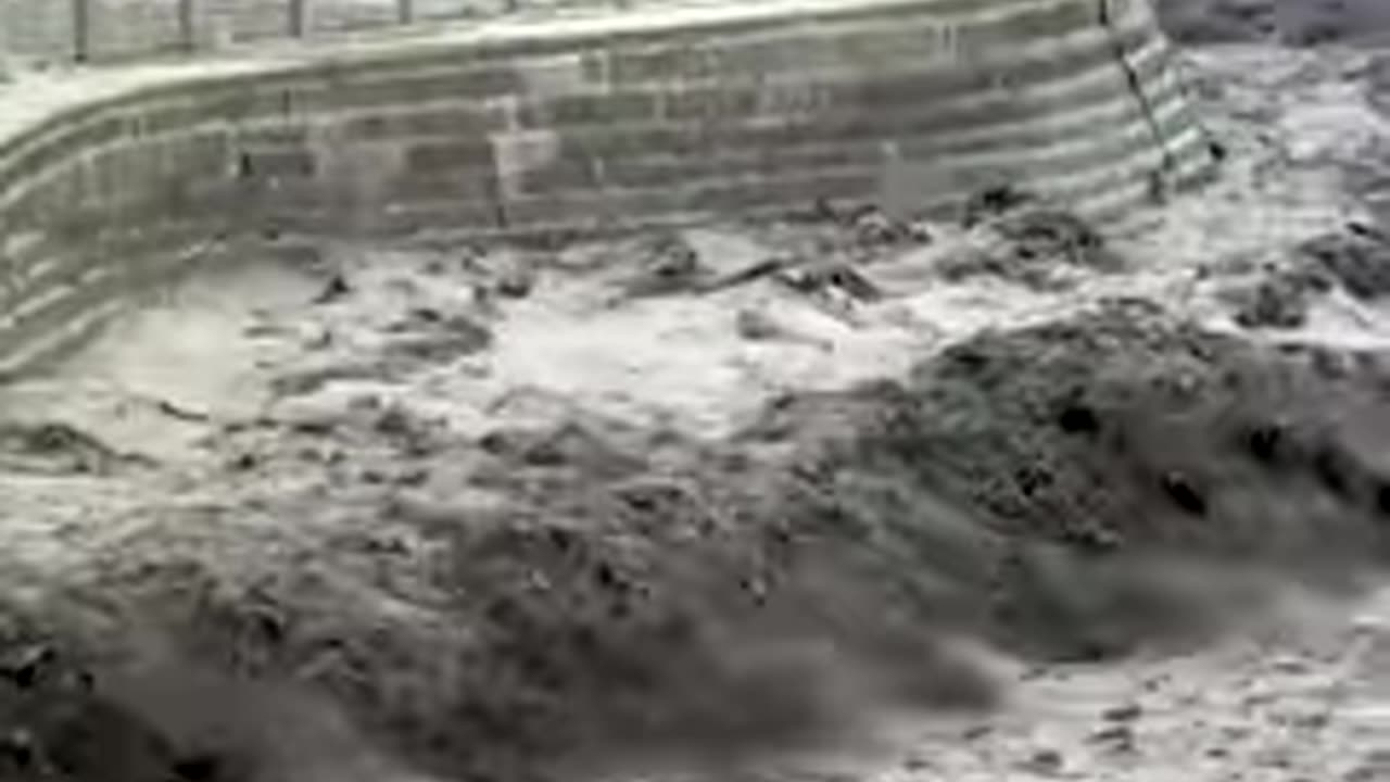 The breathtaking tide of Qiantang River!