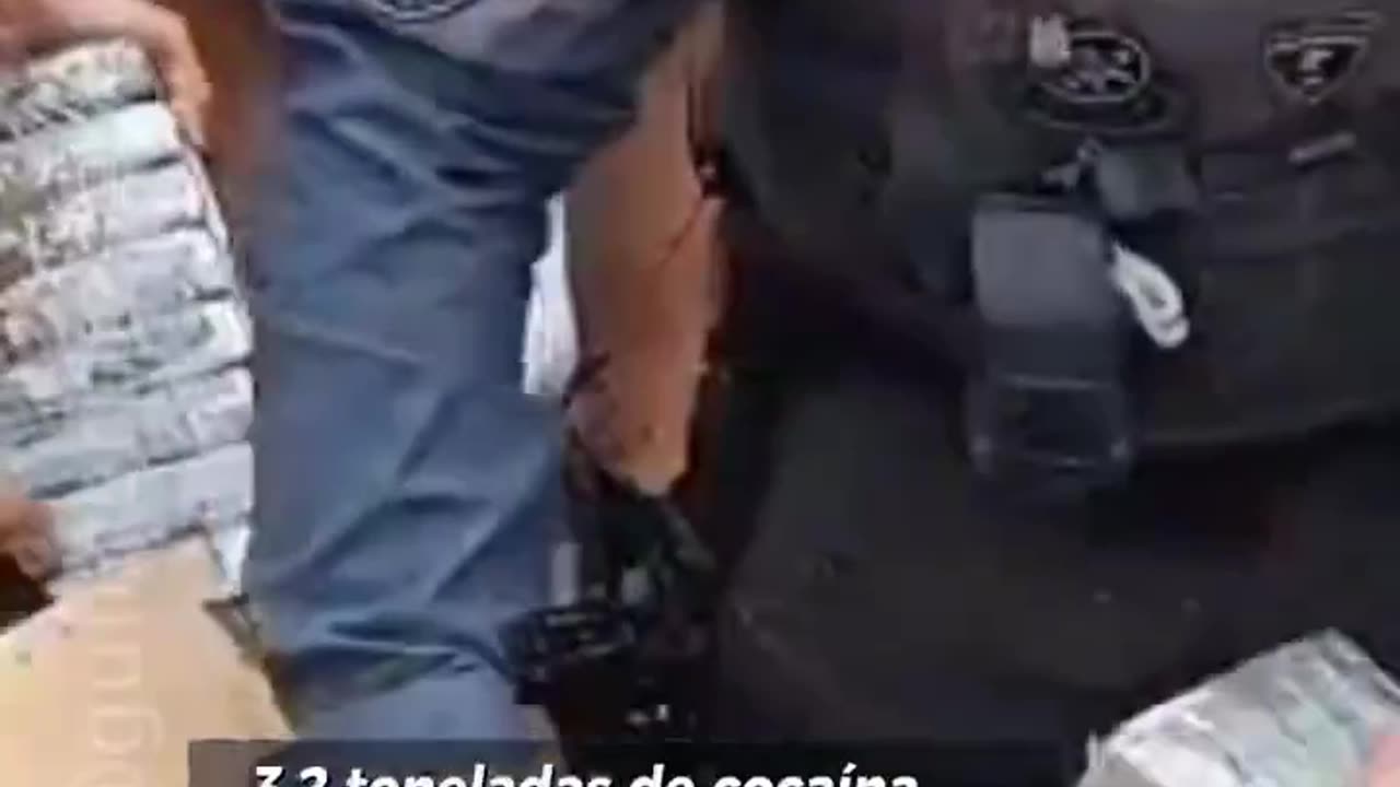 Prejuízo para o tráfico e para a globo, 3 toneladas de maconha apreendidas pela polícia a globo ficou tão nervosa que partiu para o ataque contra os policiais.