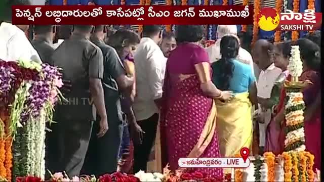 CM Jagan Grand Entry @ Rajahmundry Public Meeting | Sakshi TV