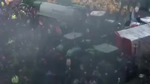 BREAKING: In Belgium over 600 farmers surround the EU Parliament, as helicopters fly overhead.