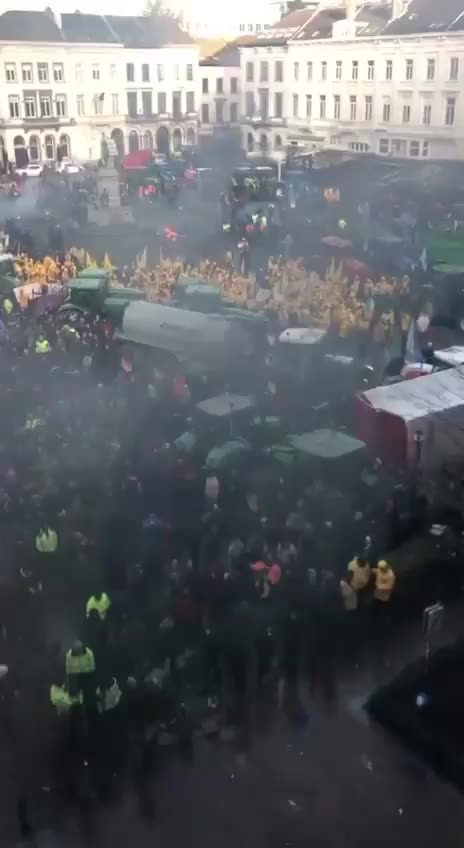 BREAKING: In Belgium over 600 farmers surround the EU Parliament, as helicopters fly overhead.