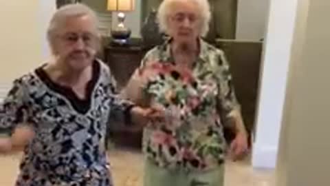 Abuelas bailarinas se mueven al ritmo de 'Whip/Nae Nae'