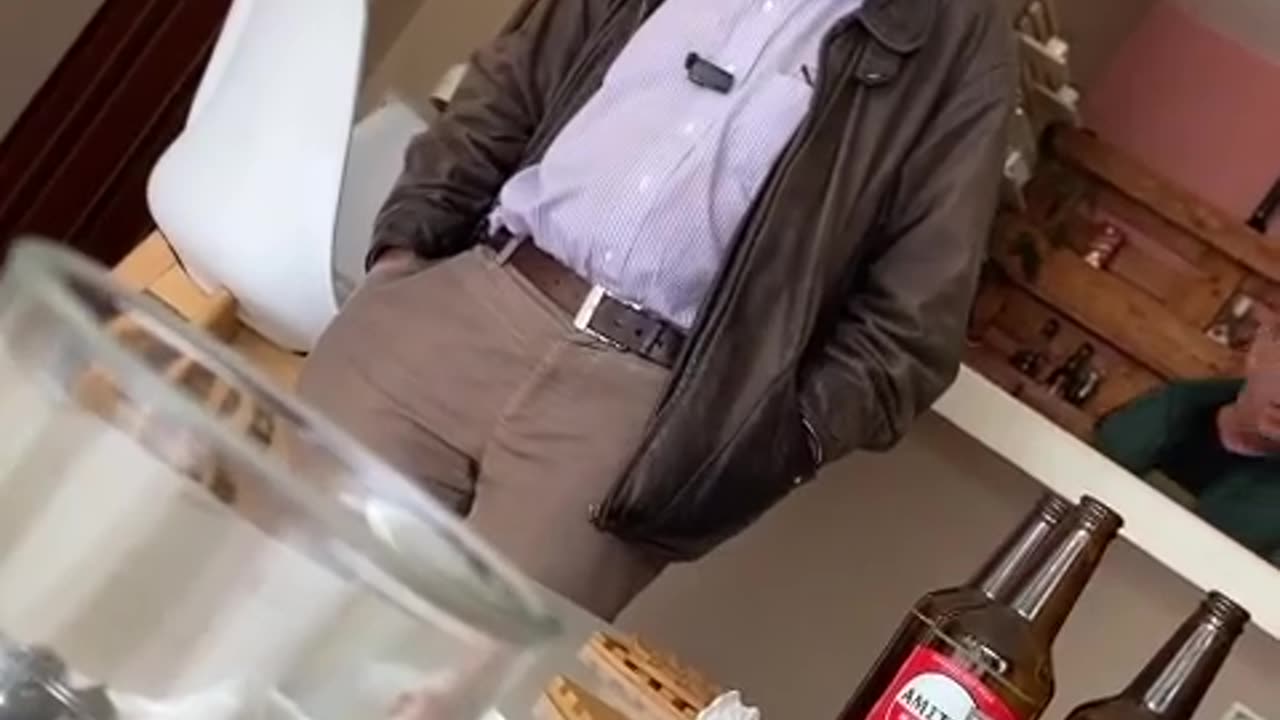 Mπαλαούρας σε μεγάλα κέφια σε καφενείο στη Μανωλάδα! Το κόμμα ΕΛΛΗΝΕΣ θα μπει στη βουλή με 4%