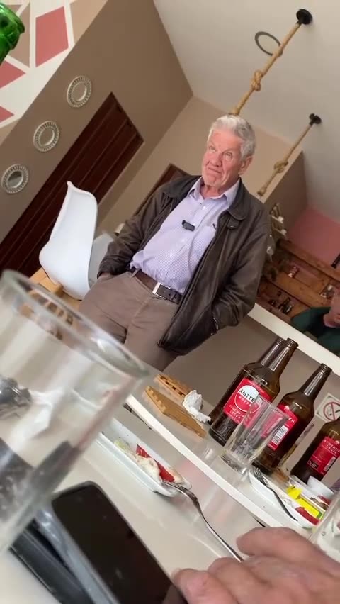 Mπαλαούρας σε μεγάλα κέφια σε καφενείο στη Μανωλάδα! Το κόμμα ΕΛΛΗΝΕΣ θα μπει στη βουλή με 4%