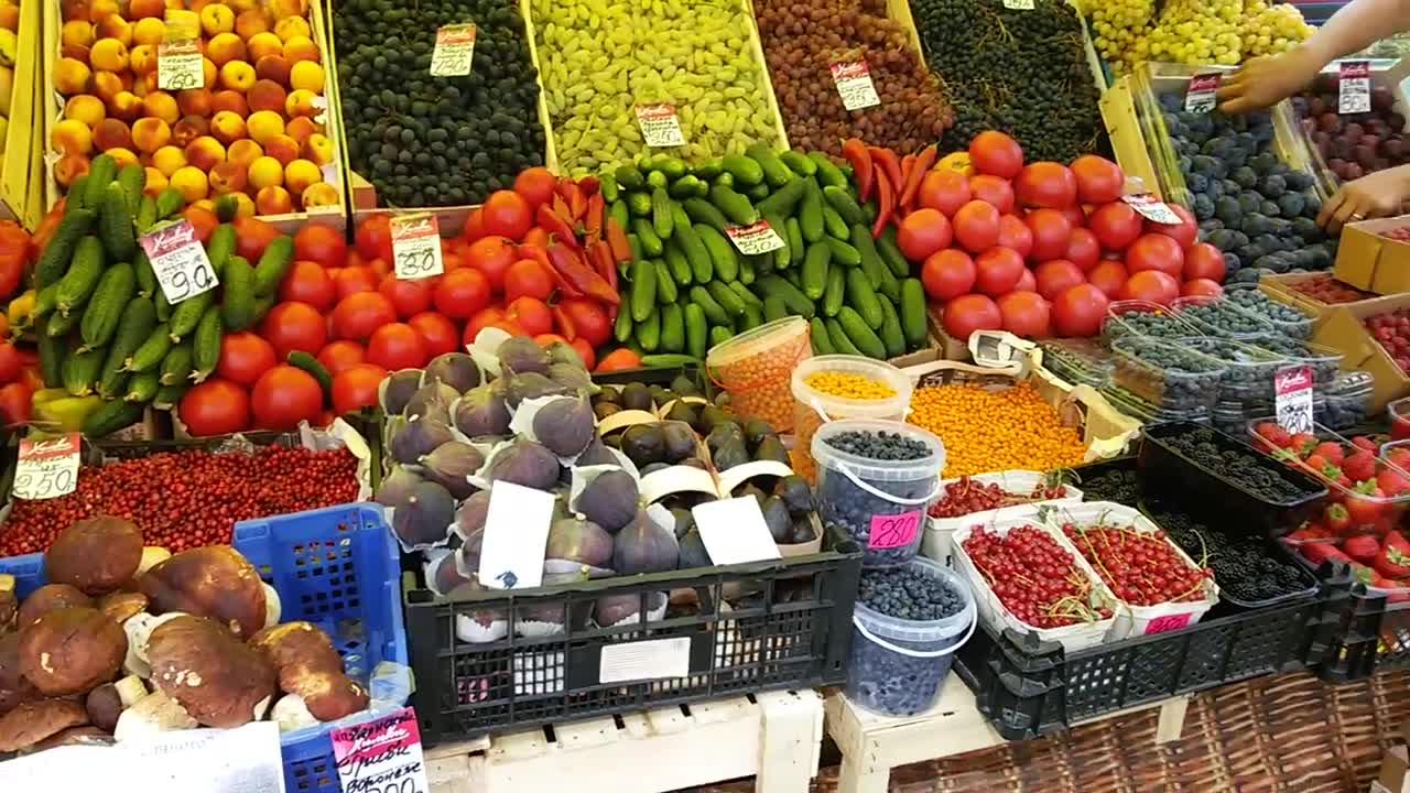 Street market in Moscow. Уличный рынок в Москве