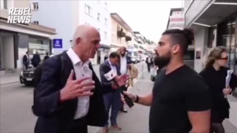 CRIMINAL DE LA OMS SE SIENTE INCOMODO AL SER ENTREVISTADO EN LAS CALLES DE DAVOS, MAYO 2022