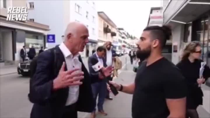 CRIMINAL DE LA OMS SE SIENTE INCOMODO AL SER ENTREVISTADO EN LAS CALLES DE DAVOS, MAYO 2022
