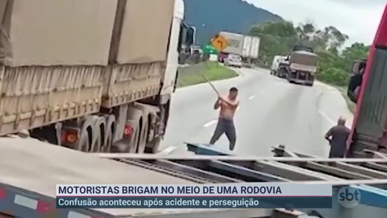 Motorista e caminhoneiro saem na porrada no meio de rodovia | Primeiro Impacto (27/10/22)