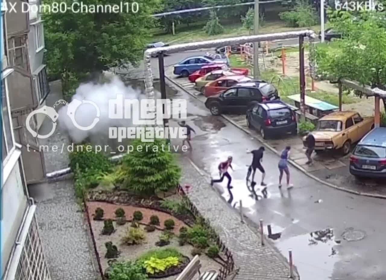 😡Ukrainian nationalists threw a grenade through a window at the children and one child was injured