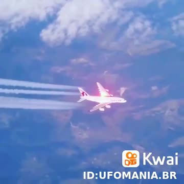 UFO ENTERING INSIDE THE AIRPLANE WING WATCH THE VIDEO AND SHARE