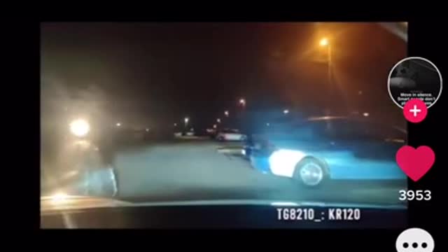 Marckozhd bliver jagtet af 2 på scooter med maske på i trillegården
