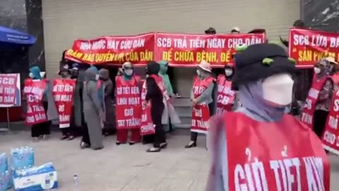 Dân VN Trong Nước Biểu Tình ₫òi Tiền Bỏ Vào Ngân Hàng Không Lấy Lại ₫ượcược