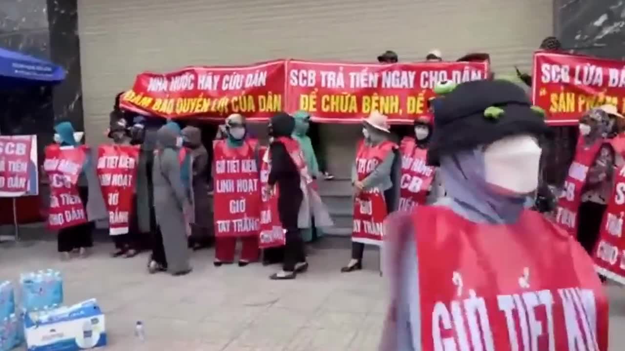Dân VN Trong Nước Biểu Tình ₫òi Tiền Bỏ Vào Ngân Hàng Không Lấy Lại ₫ượcược