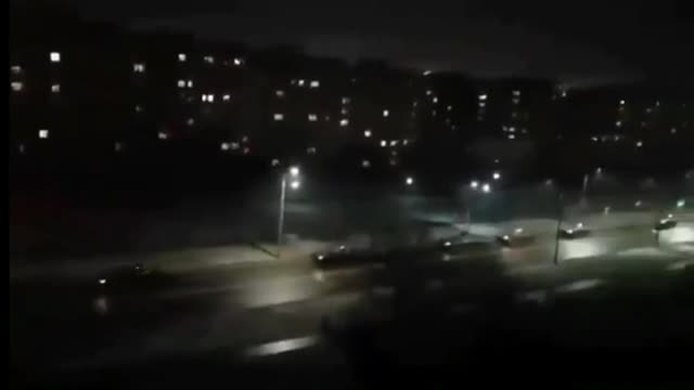 🔴[UKRAINE] ARMORRED VEHICLES AND TANKS ARE SEEN ON THE STREETS OF DONETSK.