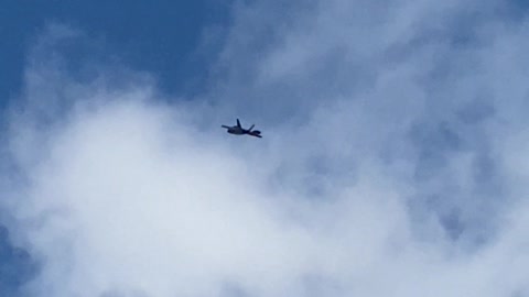 F-22 Raptor Floats and Falls Through the Air