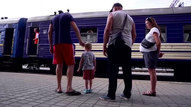 Civilians flee as Russia attempts to seize Donetsk