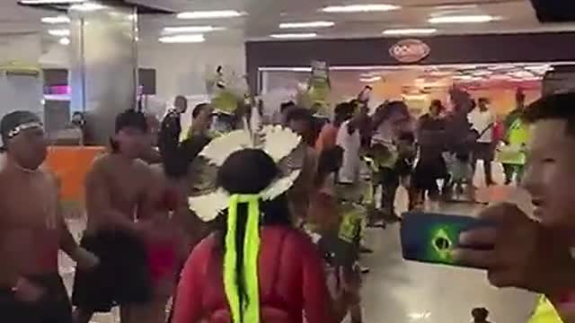 índios no aeroporto de Brasil querendo a cabeça do STF