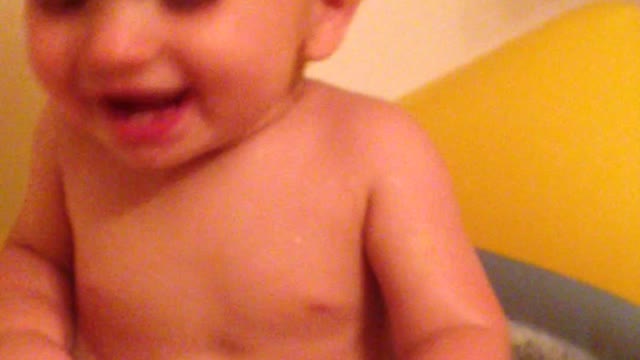 Hilarious baby discovers how to splash