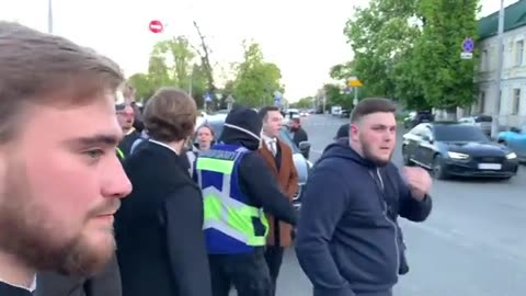 Ukrainian gathered to shout their hate and demand the Patriarch to be put against a wall