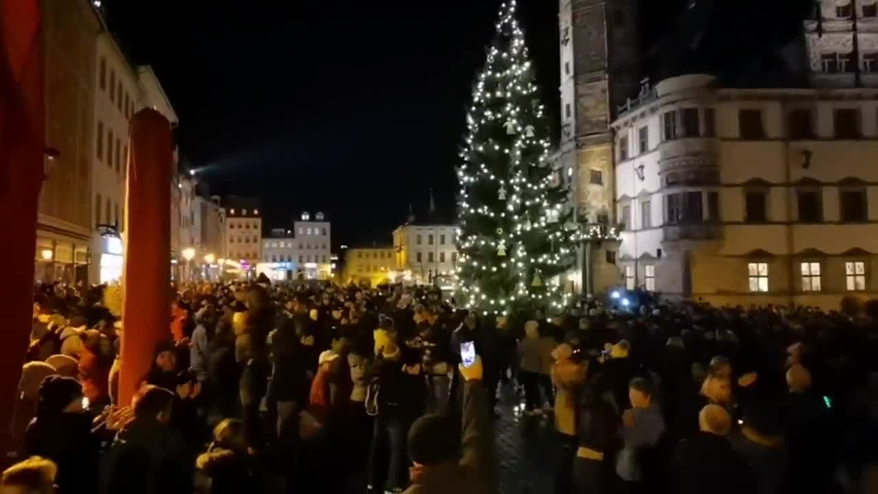 Germany: People in so-called #Spaziergaenge ("walks") against compulsory vaccinations.