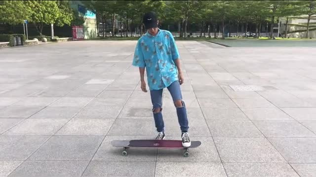 Long board single leg shovit teaching focuses on standing on the right foot position, the front foot