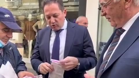 Έδωσε στον Πρόεδρο της ΠΕΔ Θεσσαλίας λαχείο για να κάνει έργα