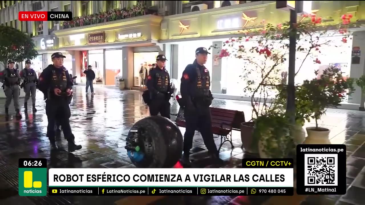 Robot policía patrulla las calles de China: "Está equipado con pistolas de red"