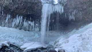 Frozen Icicles – Tamanawas Falls – Mount Hood – Oregon – 4K