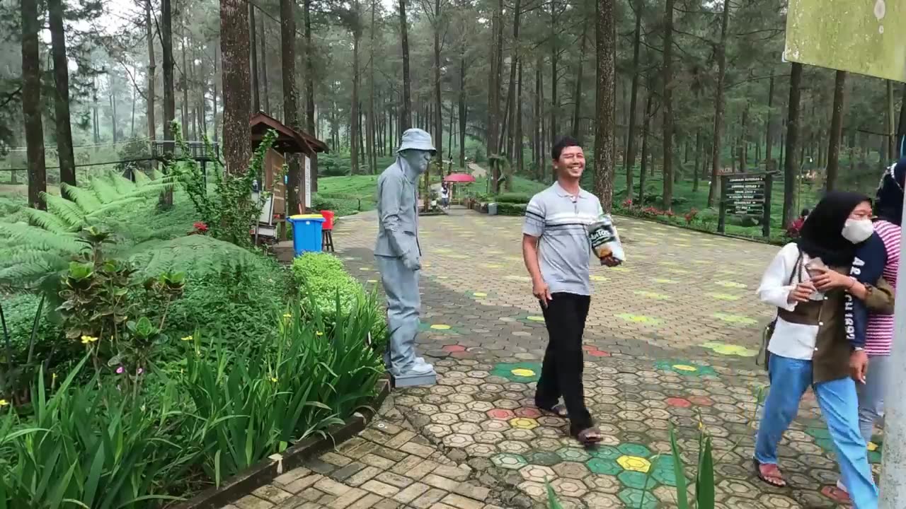 Statue Prank Indonesia is really funny || Prank becomes a living statue