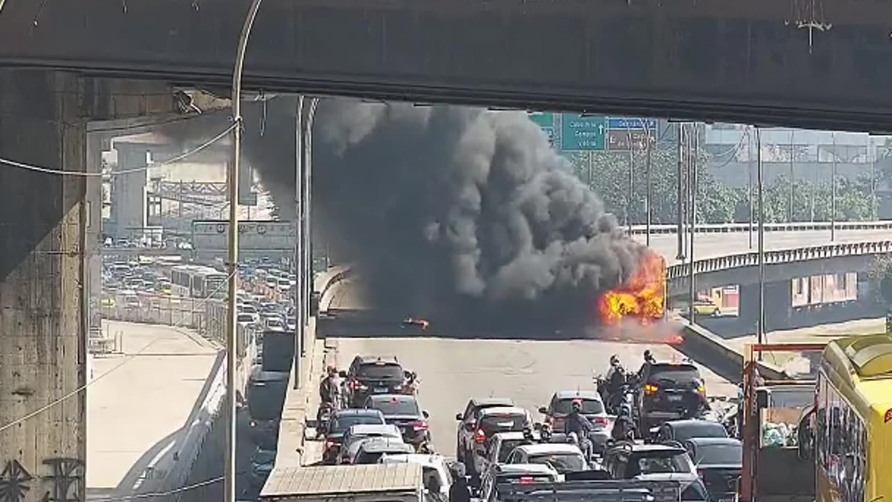 Ônibus pega fogo no Viaduto do Gasômetro e causa transtorno no trânsito