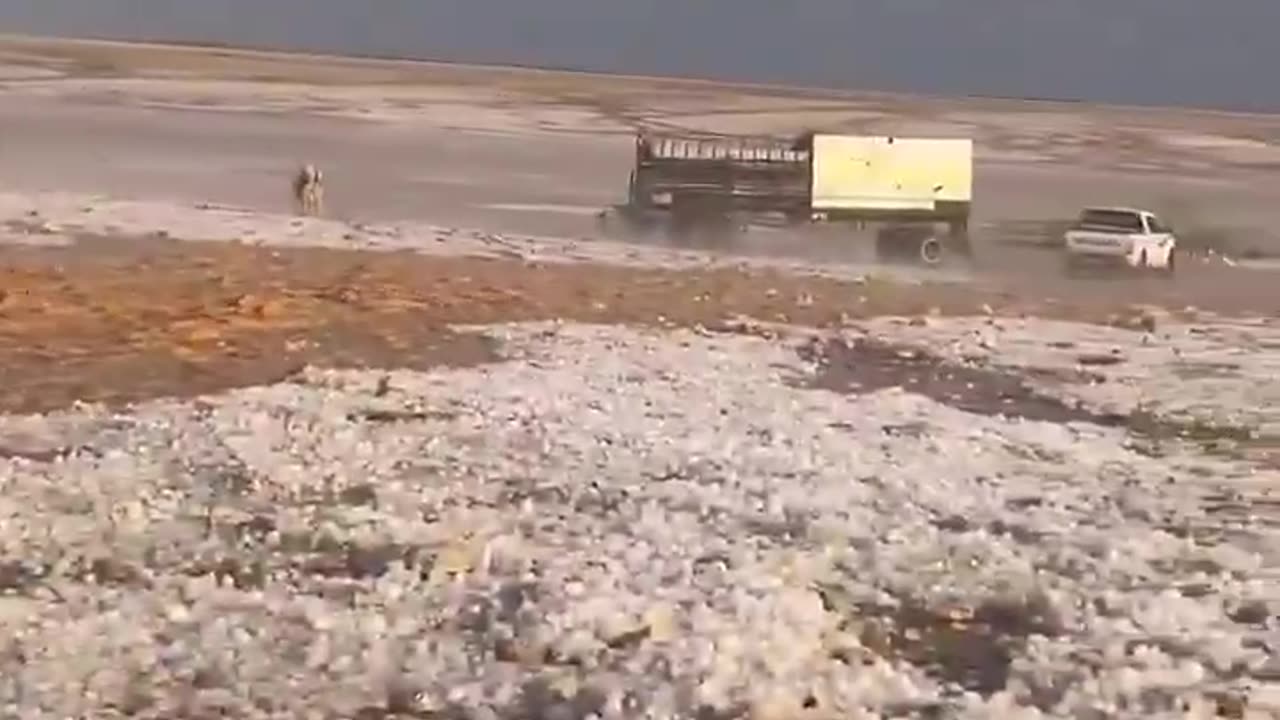 🚨🇸🇦 WATCH: Giant hailstones pounding Saudi Arabia, turning deserts into