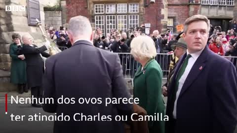 Manifestante atira ovos contra rei Charles