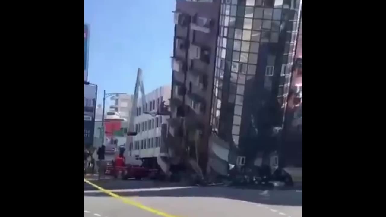 Crazy scary footage of Taiwan earthquake 😔🙏