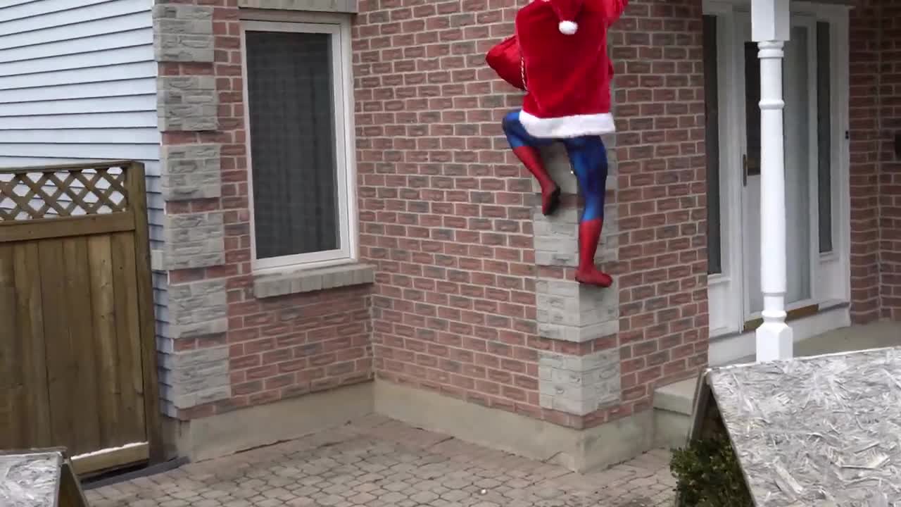 Spiderman Helps Santa (Parkour In Real Life)