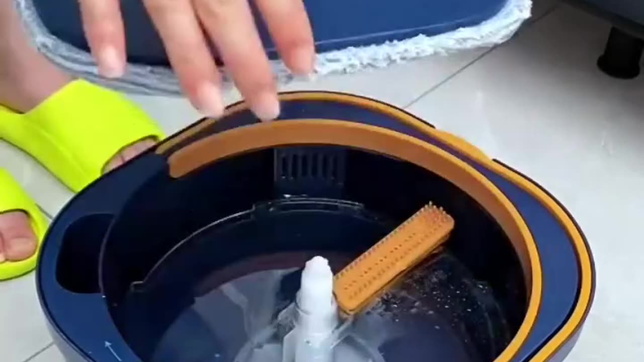 Flat floor mop and bucket system