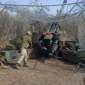 Ukrainians Firing French Howitzer