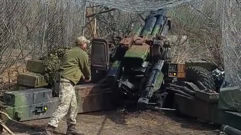 Ukrainians Firing French Howitzer