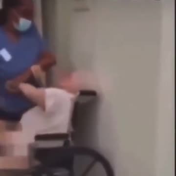 UNA SIMPÁTICA SANITARIA PONIENDO AMOR EN SU TRABAJO