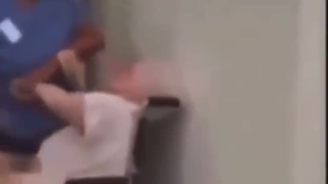 UNA SIMPÁTICA SANITARIA PONIENDO AMOR EN SU TRABAJO