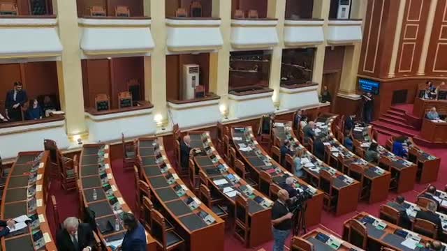 Tabaku nuk le Berishën të flasë në Kuvend