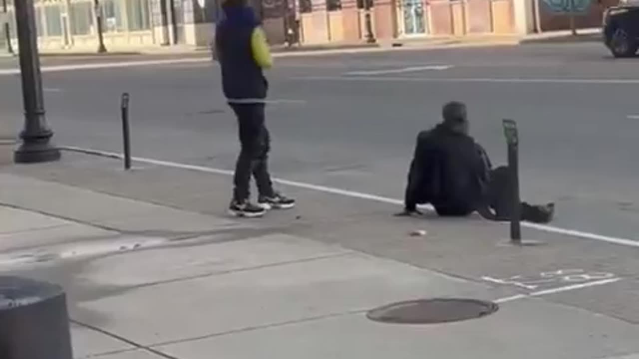 Dude casually loaded his pistol and executed a homeless guy in broad daylight in St. Louis