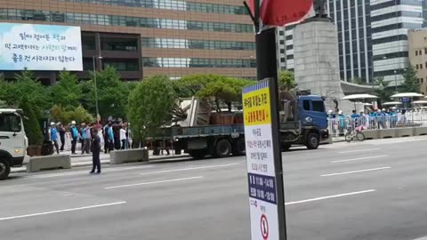 20190704_V3_S02(9hNQ9CP-ldQ)최악의 경제상황인데 조경에 신경쓰신다고요_( 광화문 원숭이표 대형화분 최초 설치장면)