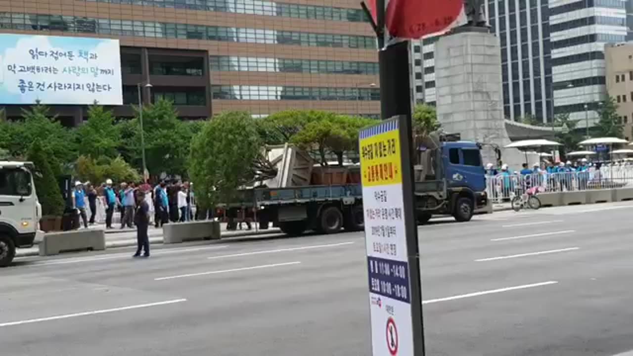 20190704_V3_S02(9hNQ9CP-ldQ)최악의 경제상황인데 조경에 신경쓰신다고요_( 광화문 원숭이표 대형화분 최초 설치장면)