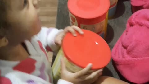 Laura ficou muito feliz por ver que seu leite tinha chegado (01)