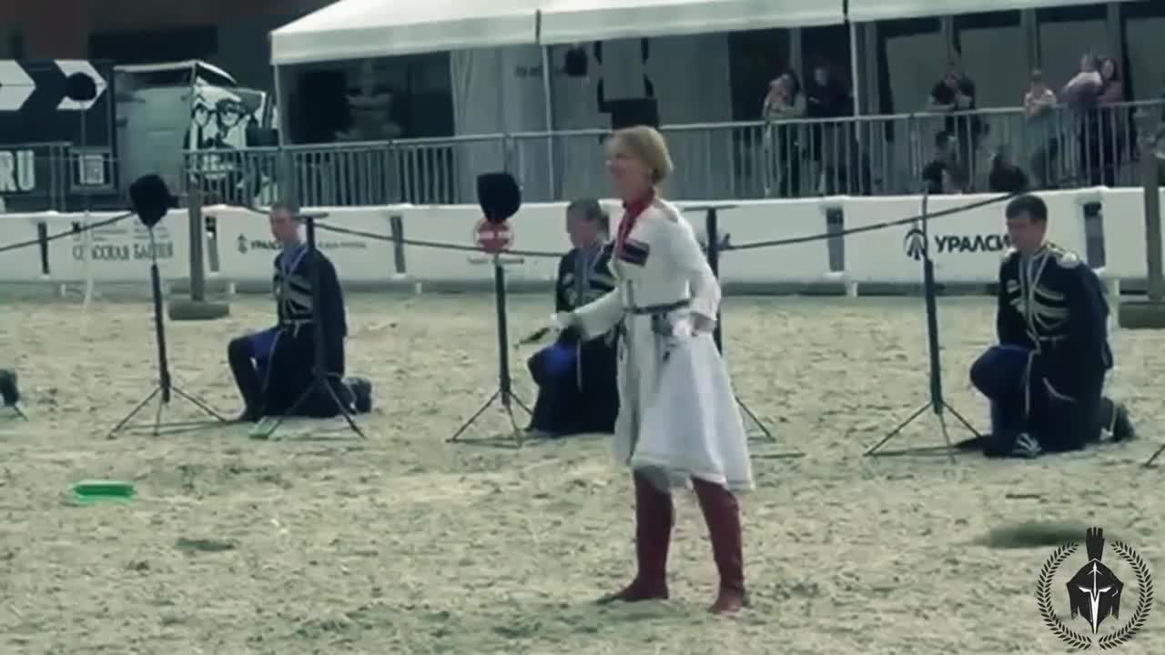 VREI O NEVASTĂ FRUMOASĂ, SPRINTENĂ ȘI CARE SIGUR ȘTIE SĂ TOACE MORCOVII?