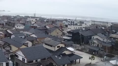 Japan tsunami waves after earthquake-Raw video